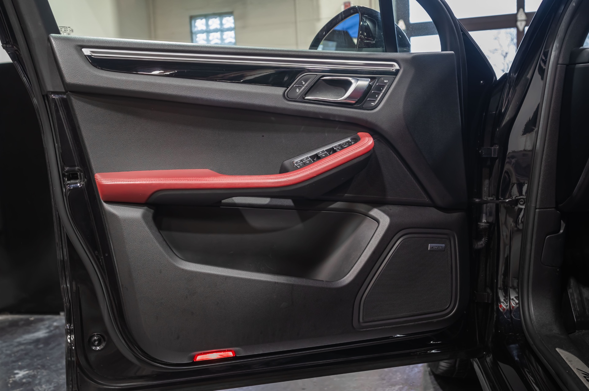 2017 PORSCHE MACAN - Image 30