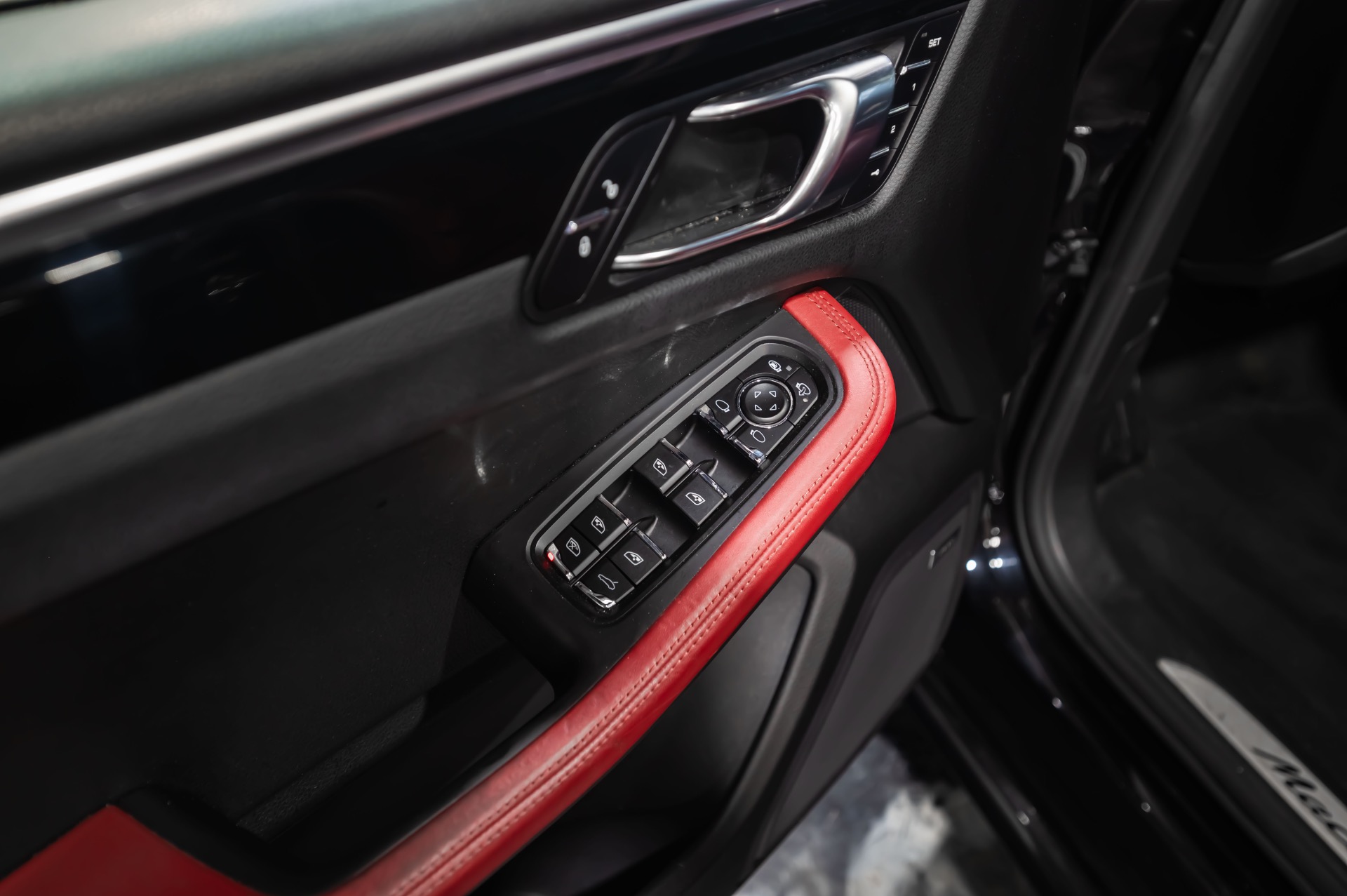 2017 PORSCHE MACAN - Image 31