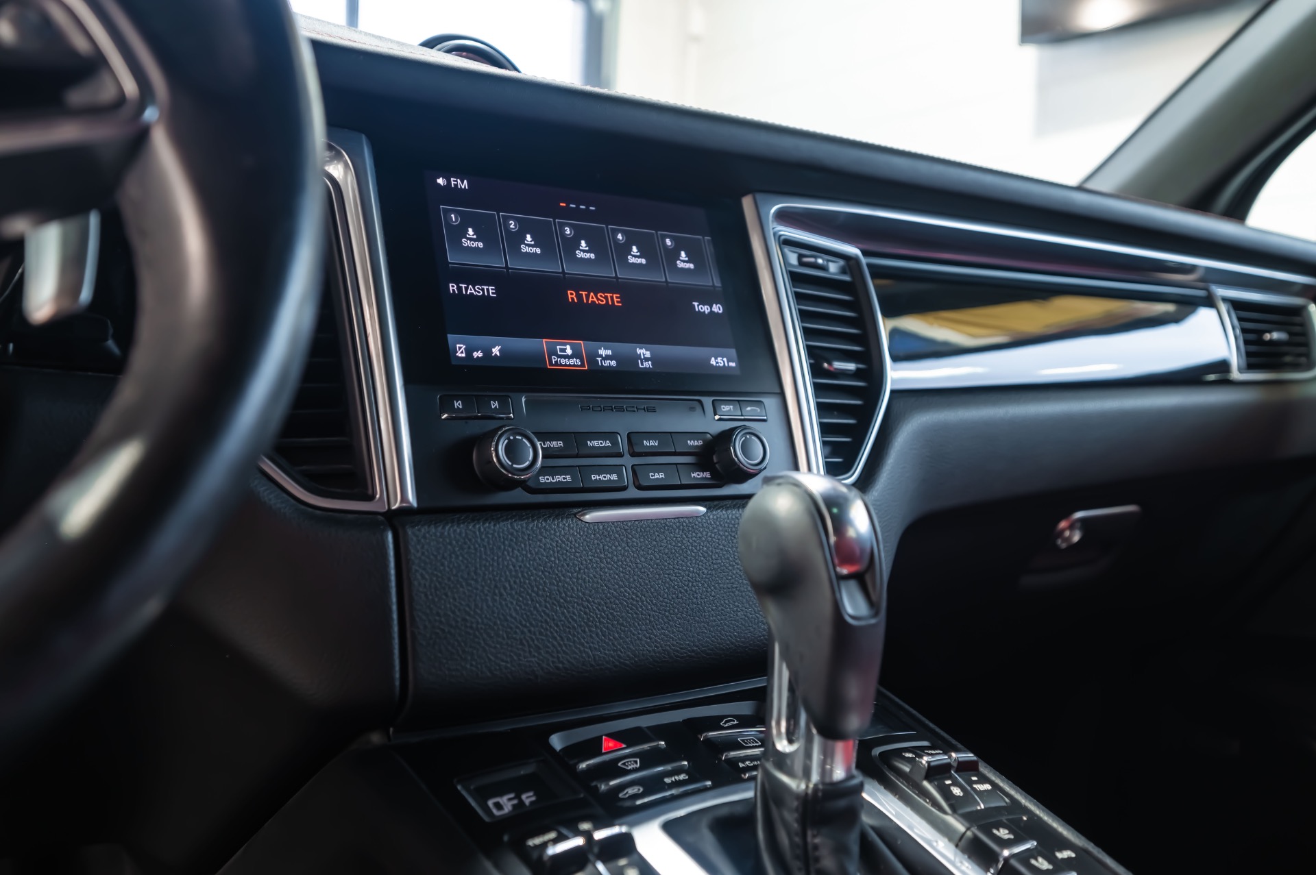 2017 PORSCHE MACAN - Image 36