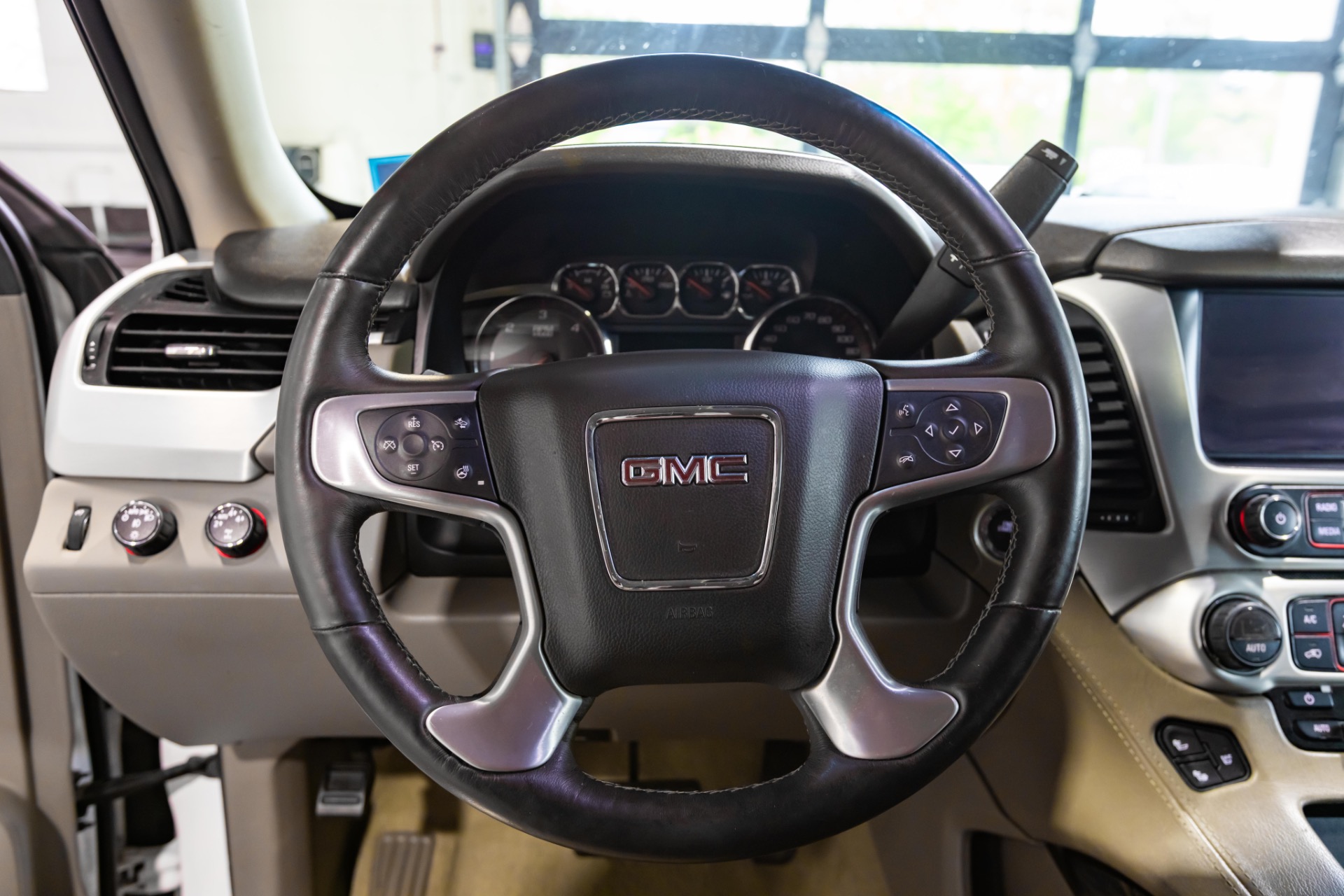 2016 GMC YUKON - Image 46