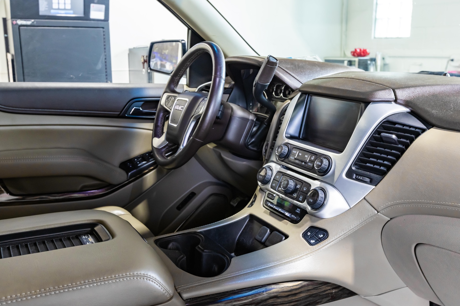 2016 GMC YUKON - Image 50