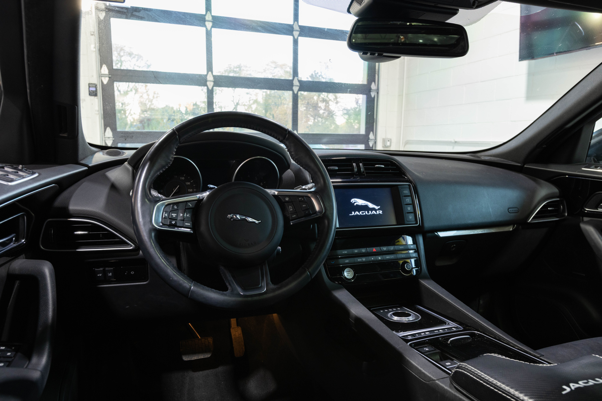 2018 JAGUAR F-PACE - Image 27