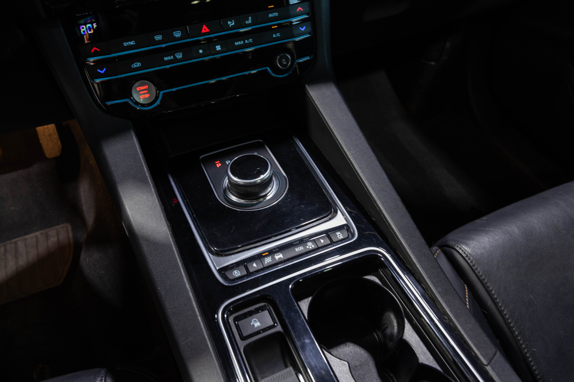 2018 JAGUAR F-PACE - Image 35