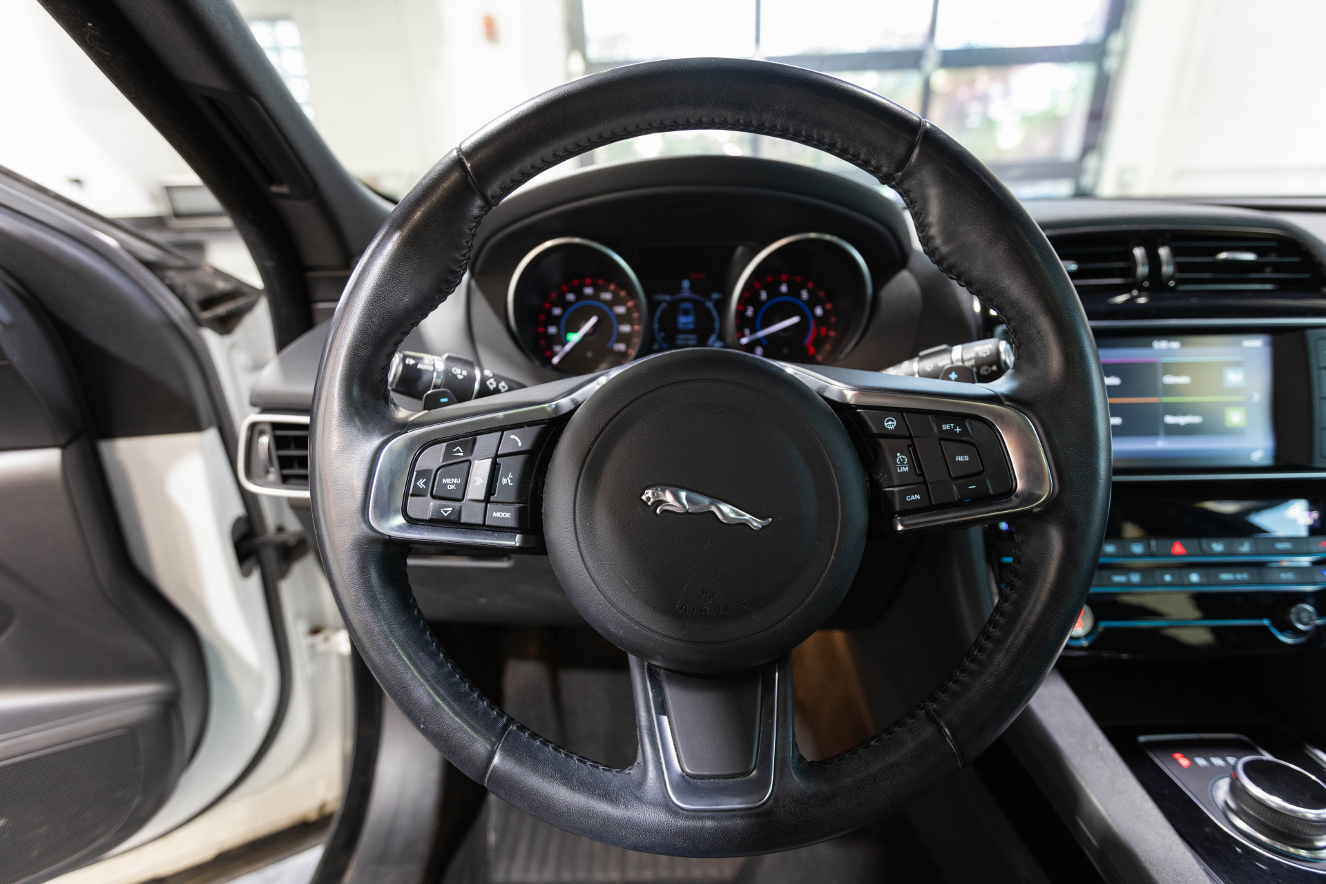 2018 JAGUAR F-PACE - Image 36