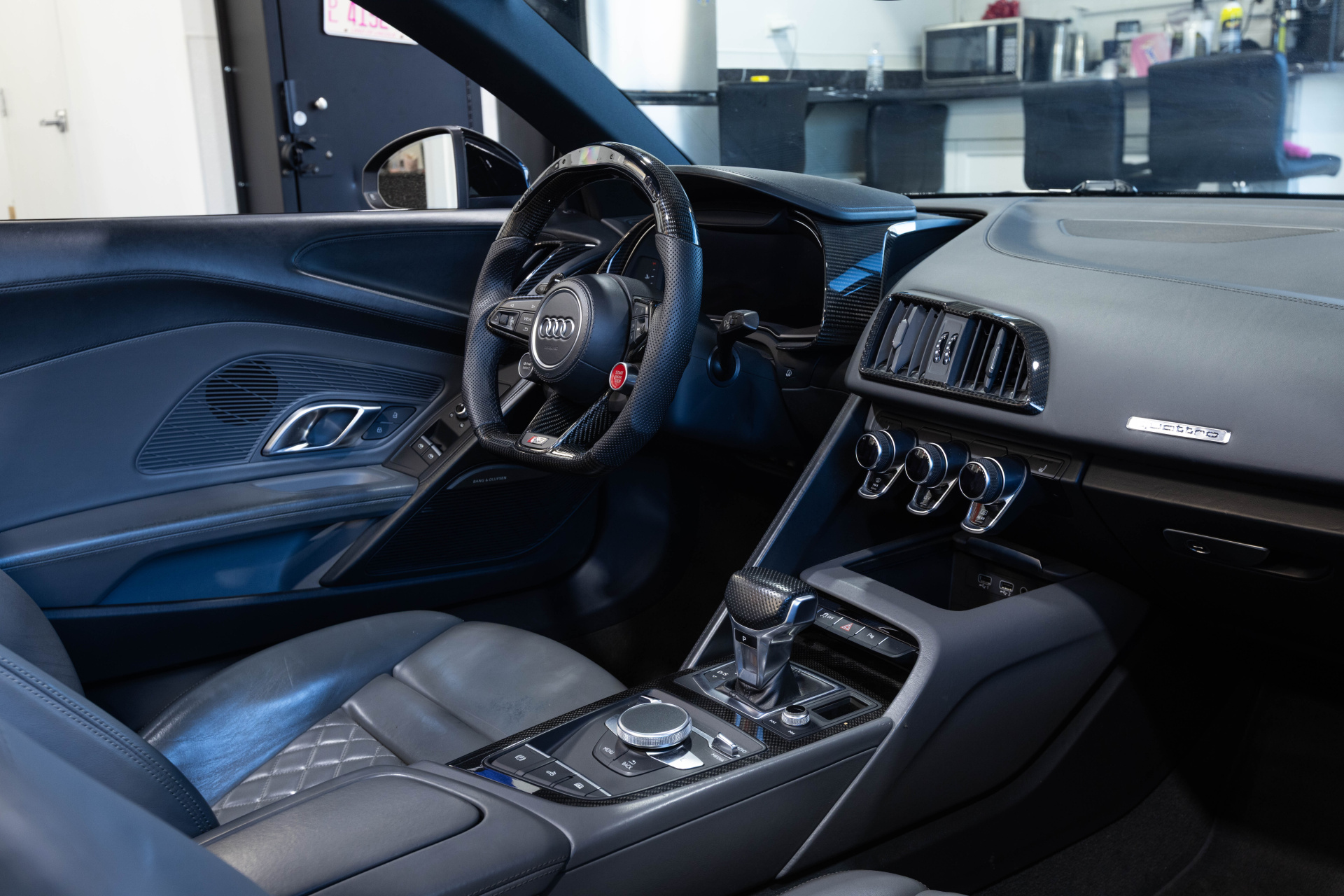 2017 AUDI R8 - Image 49