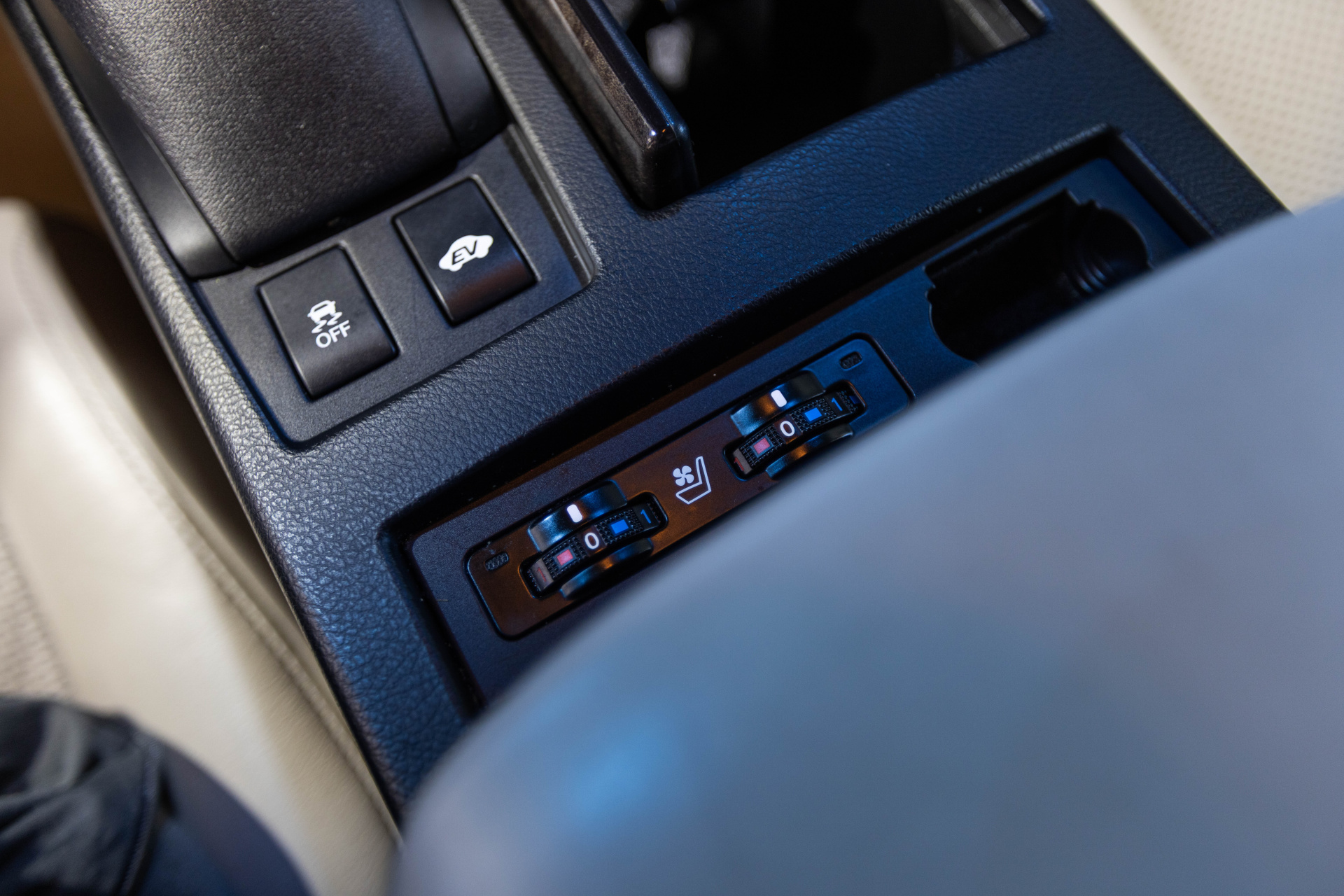 2013 LEXUS RX - Image 40