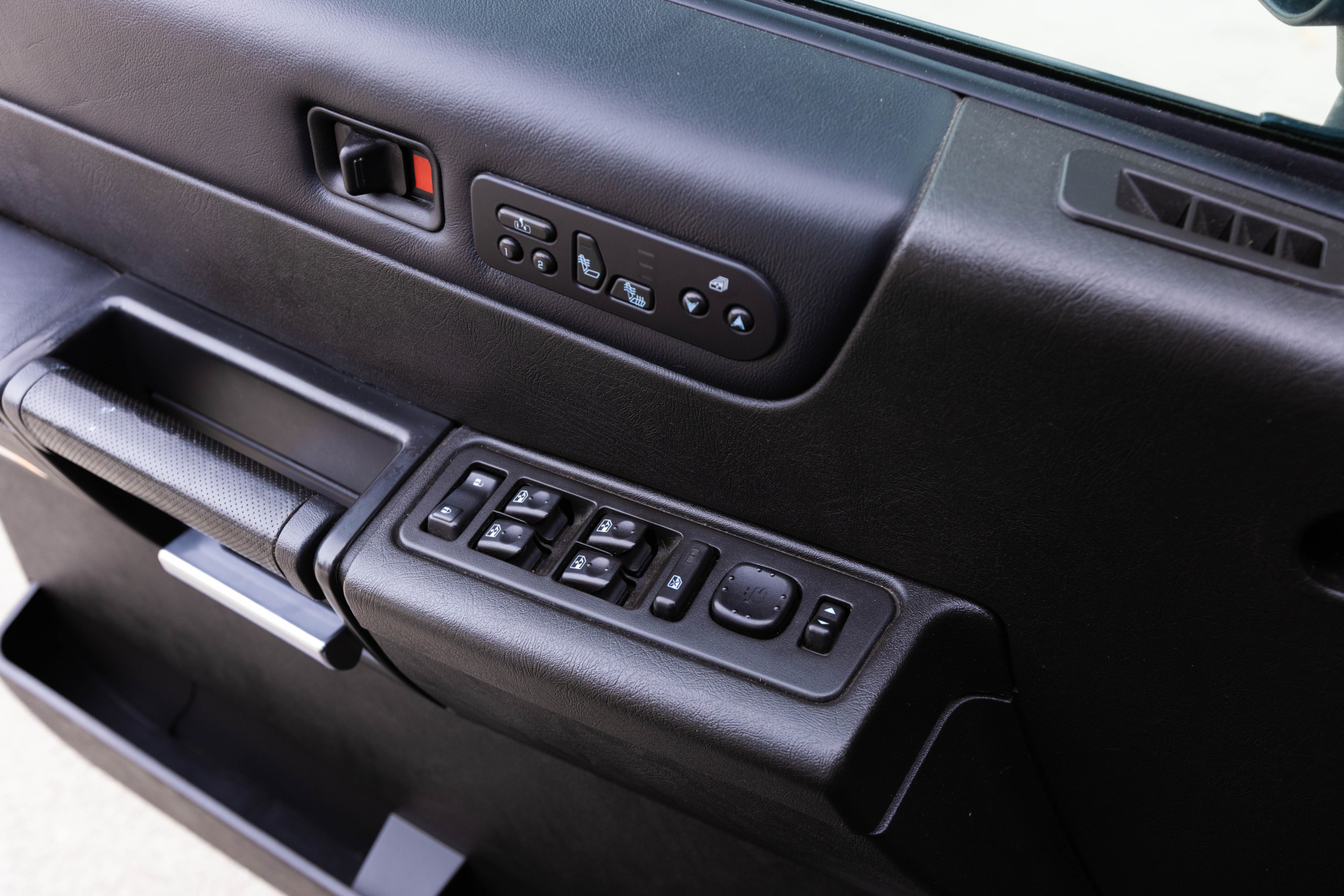 2005 HUMMER H2 - Image 29