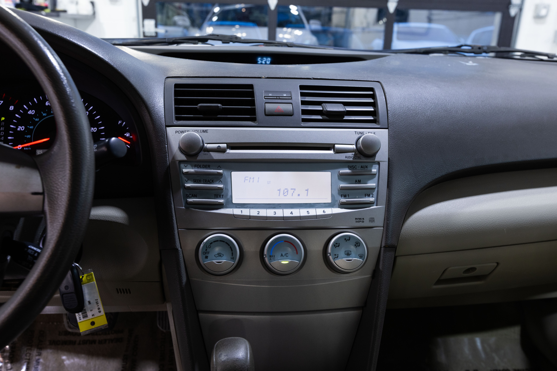 2009 TOYOTA CAMRY - Image 26