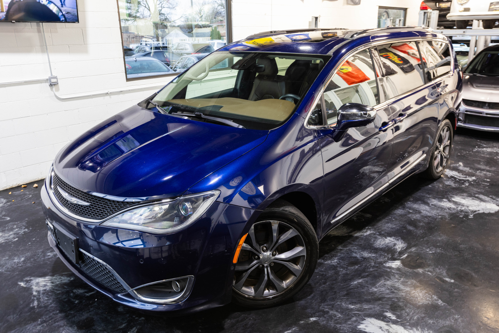 2017 CHRYSLER PACIFICA - Image 2