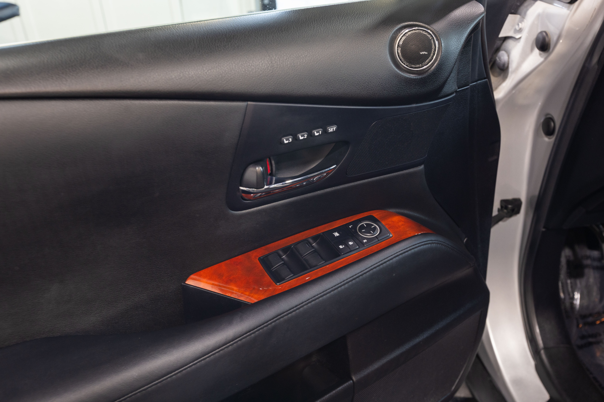 2010 LEXUS RX - Image 30