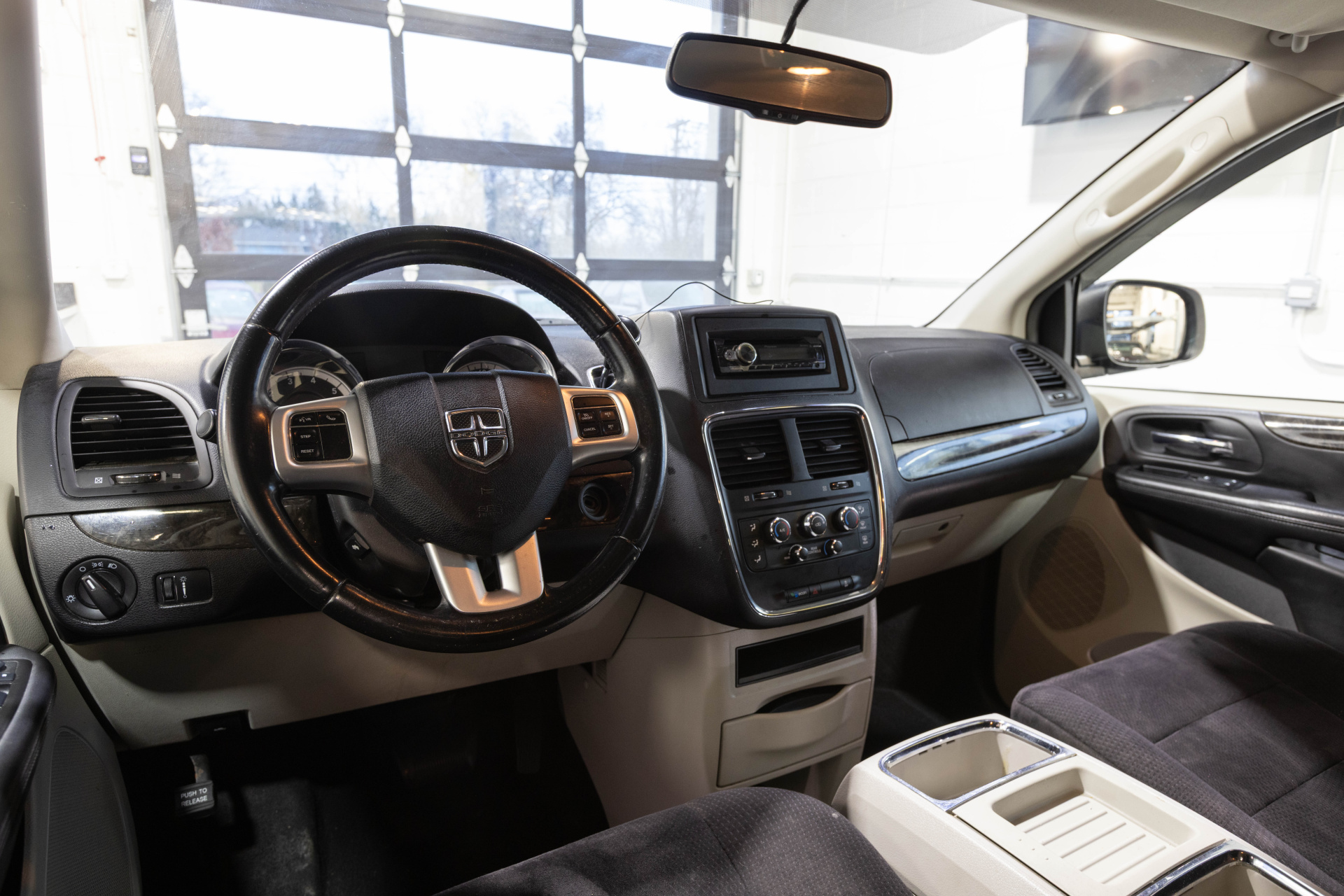 2011 DODGE GRAND CARAVAN - Image 21