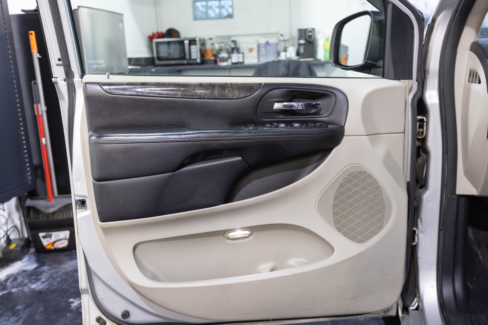 2011 DODGE GRAND CARAVAN - Image 23