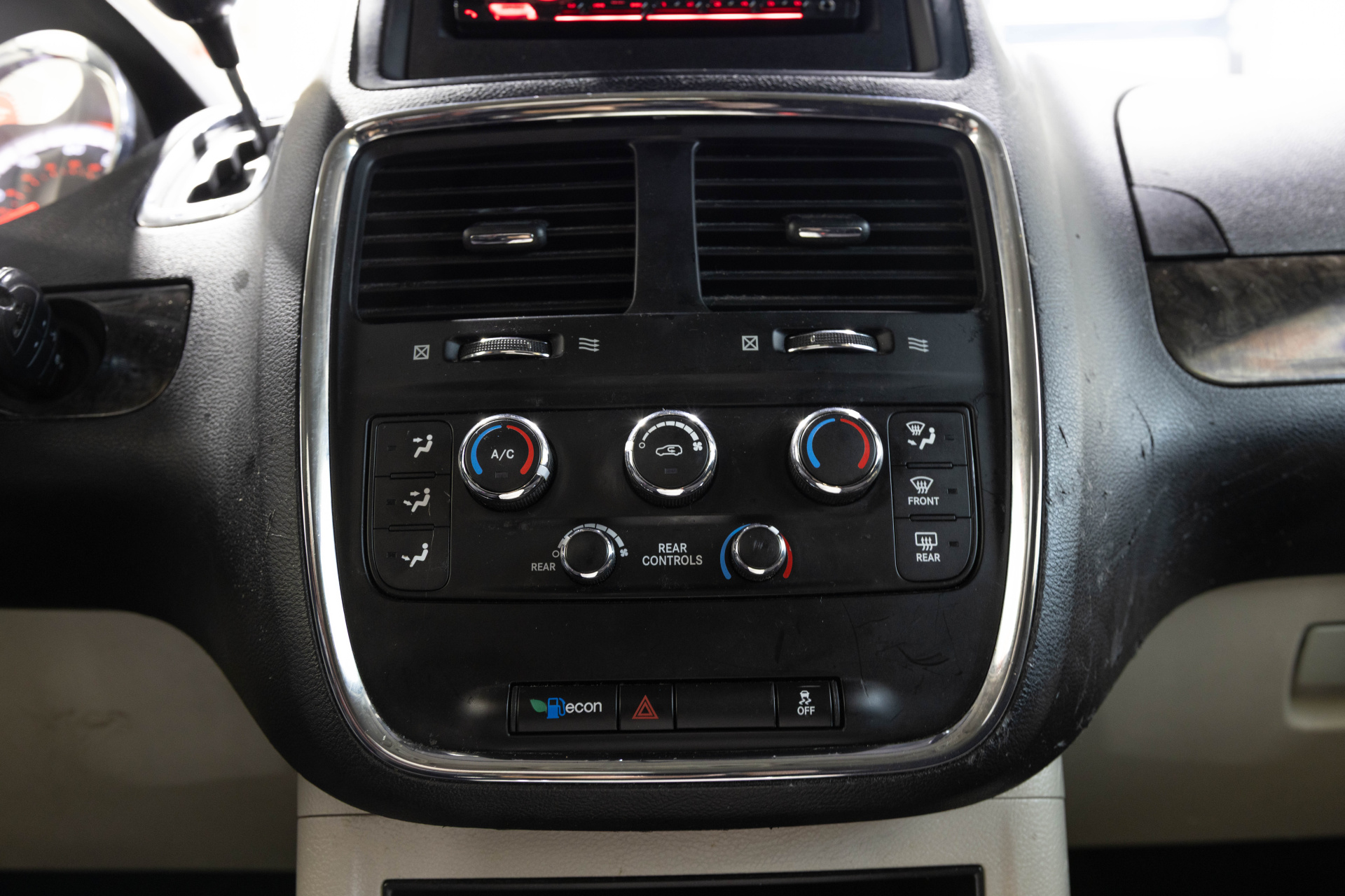 2011 DODGE GRAND CARAVAN - Image 26