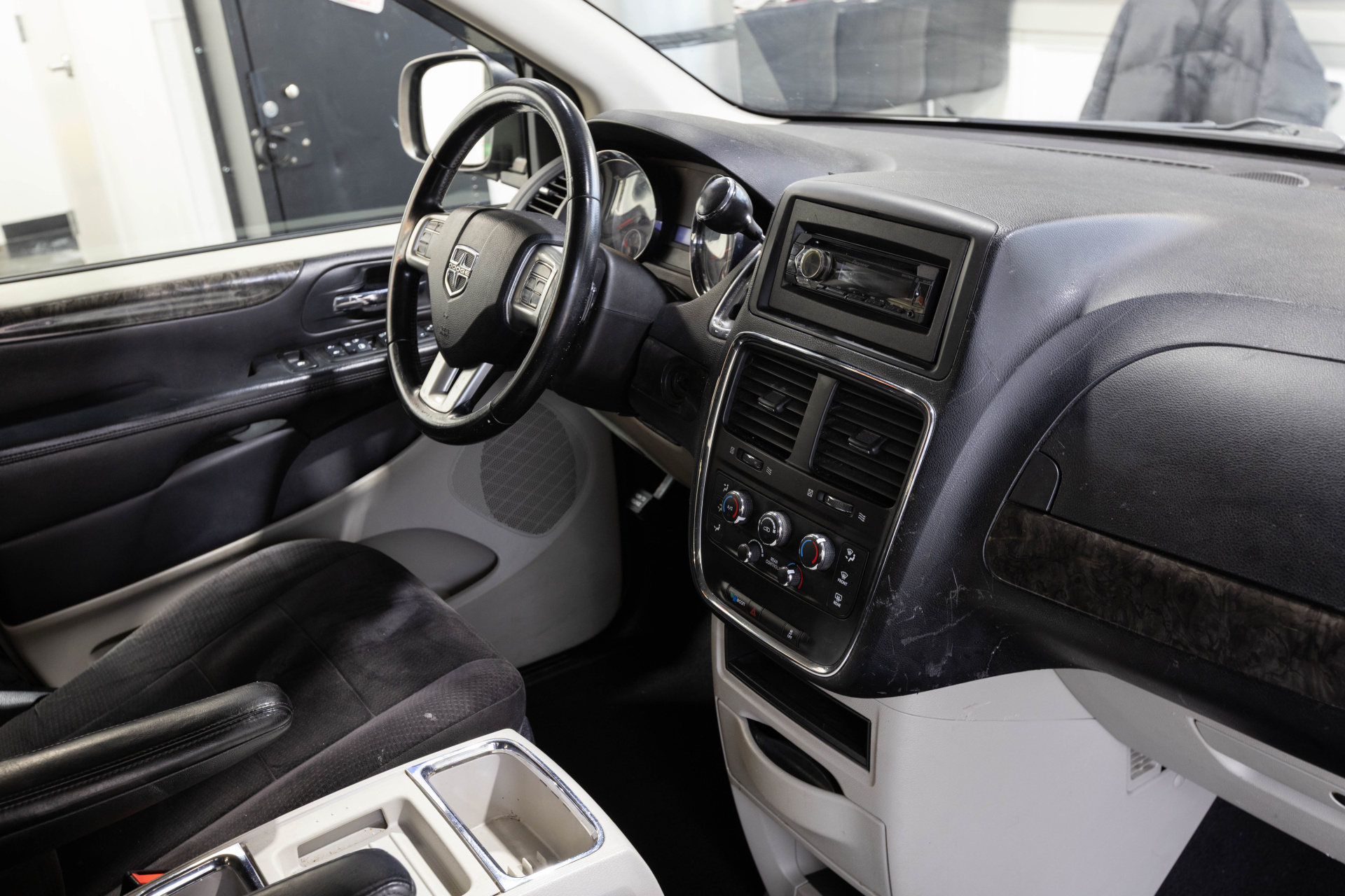 2011 DODGE GRAND CARAVAN - Image 28