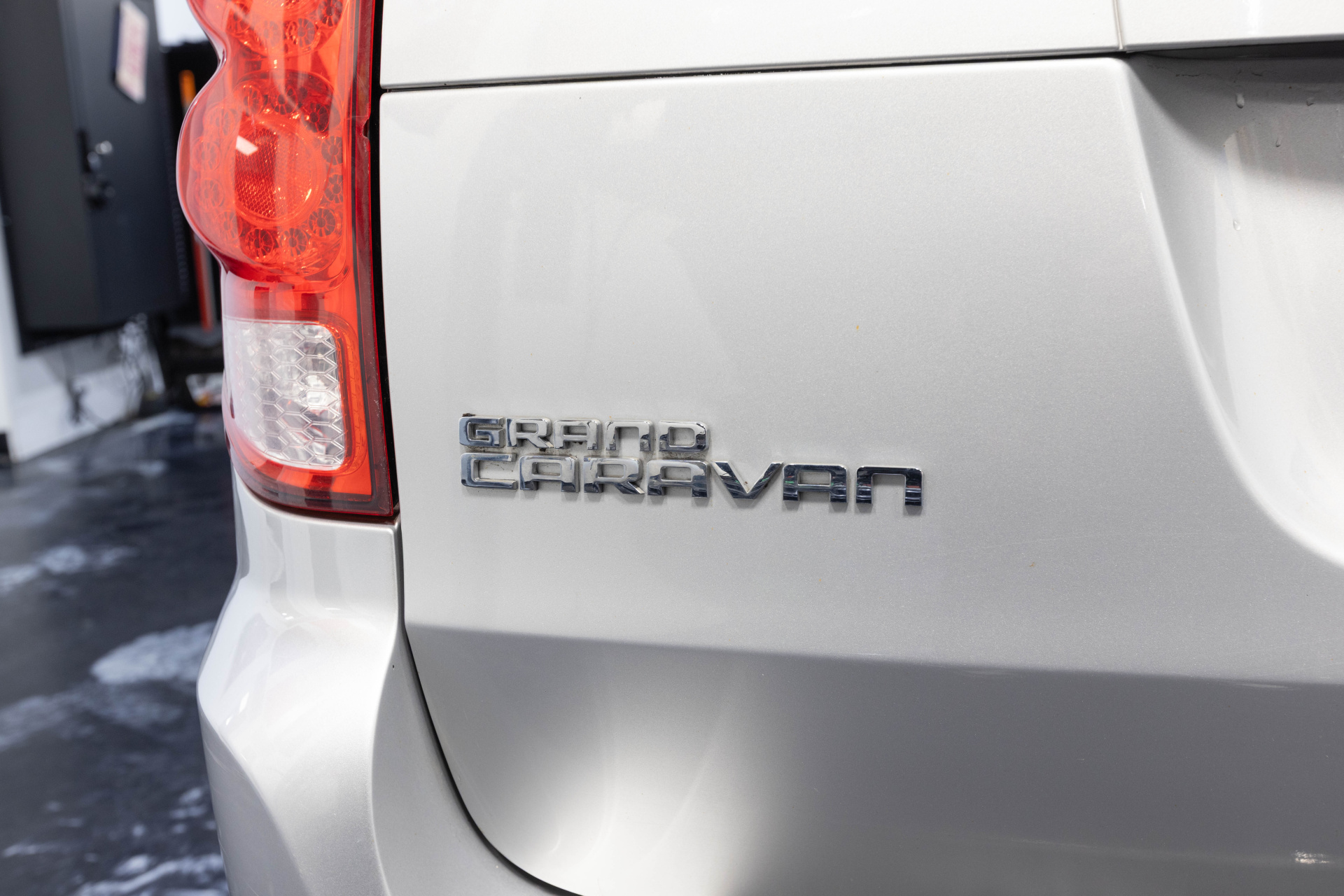2011 DODGE GRAND CARAVAN - Image 9