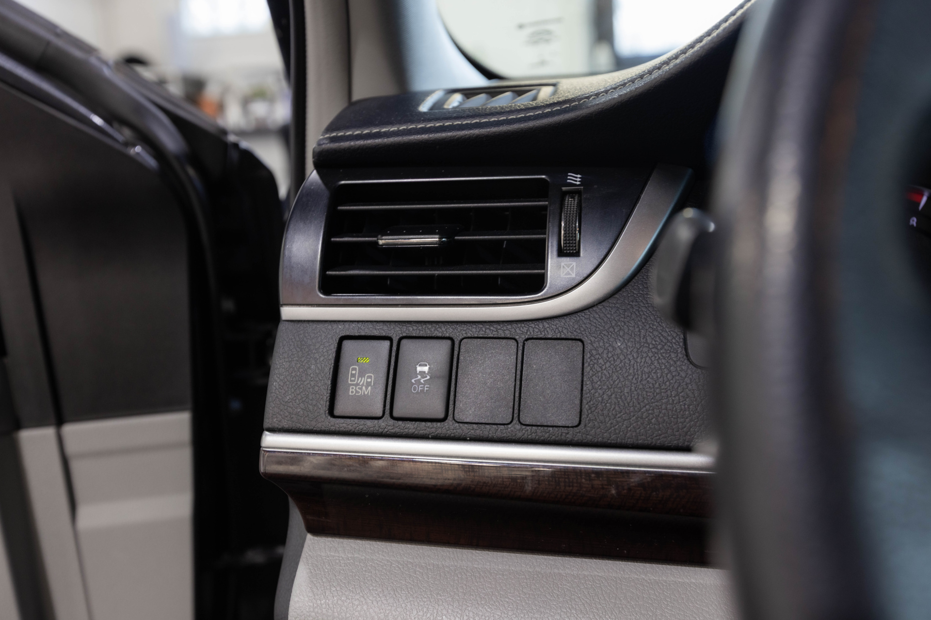 2012 TOYOTA CAMRY - Image 35